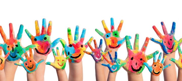 Bunt angemalte Hände von Kindern und Erwachsenen mit lächelnden Gesichtern auf den Handflächen