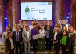 Gruppenfoto der ausgezeichneten Schulen aus Unterfranken