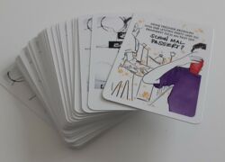 Spielkarten mit unterschiedlichen Illustrationen, Sprüchen und Fragen